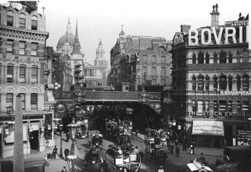 Vue de Ludgate Circus, avec la cathédrale Saint-Paul en arrière-plan